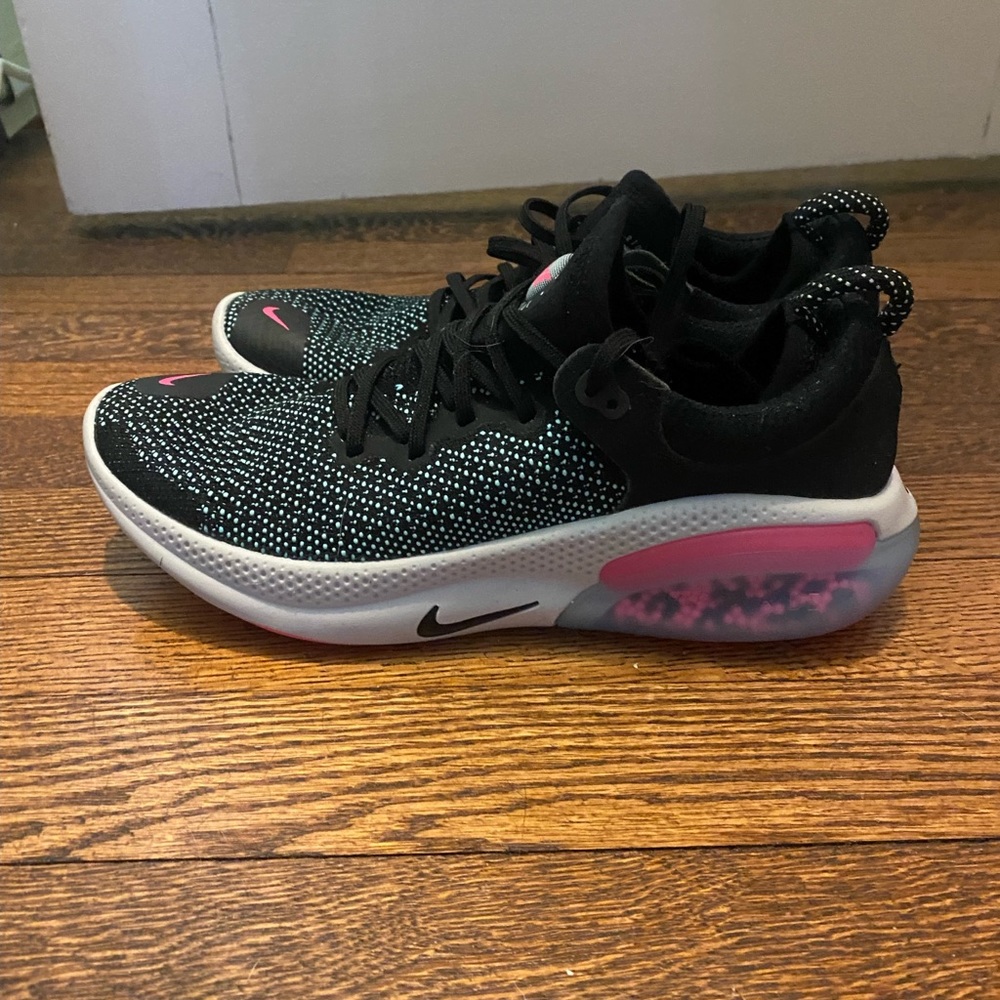 NIKE JOYRIDE SNEAKER